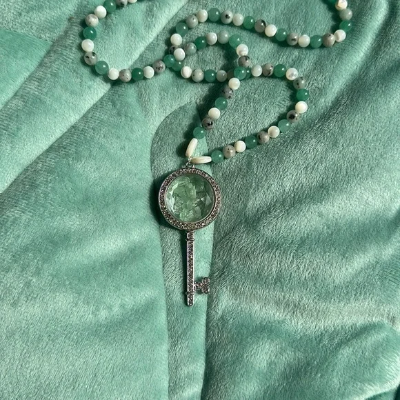 Aventurine & Pearl Stretch Necklace (Aventurine, Kiwi Jasper & Mother of Pearl) - Picture 6 of 7